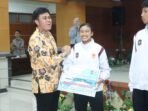 Wali Kota Blitar Syauqul Muhibbin menyerahkan bonus kepada atlet Porprov 2025. (Foto: Calvin BT)