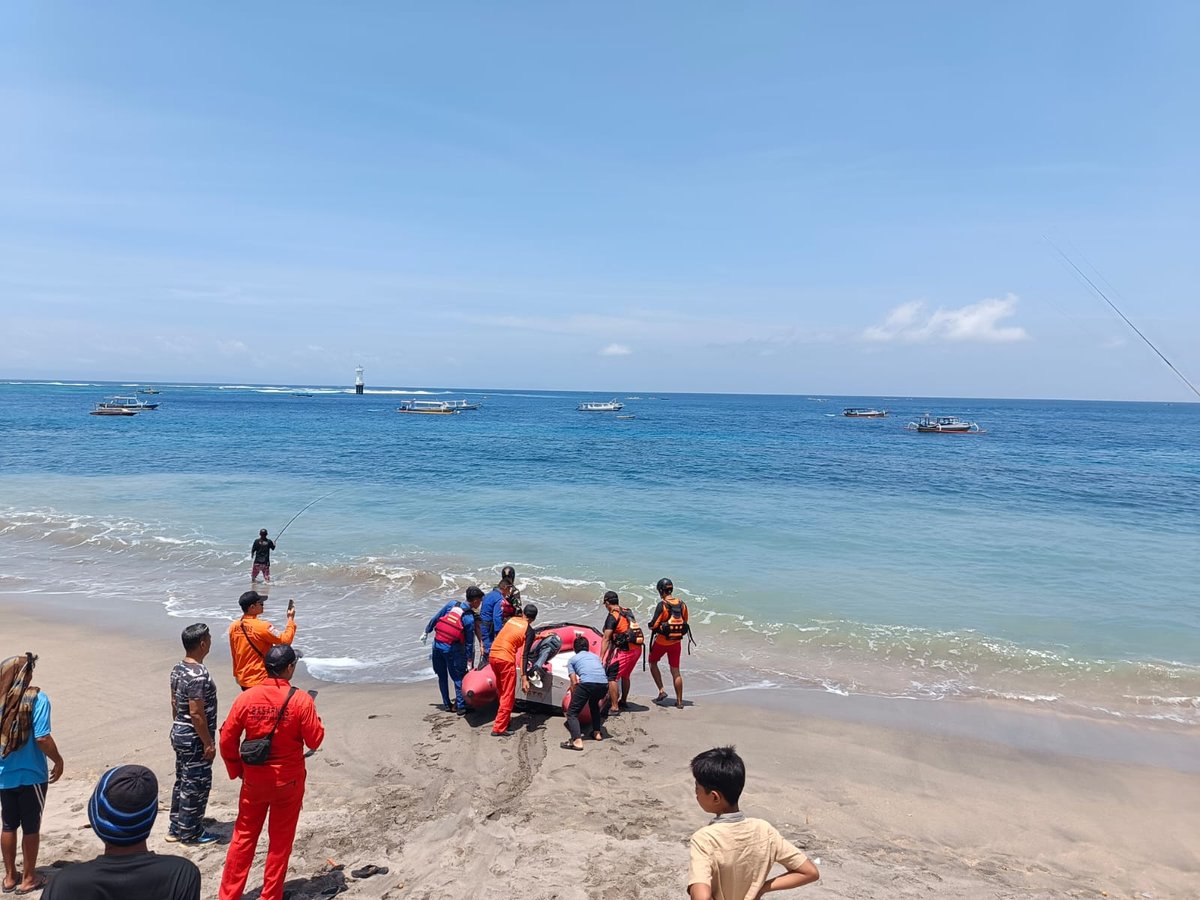 Evakuasi jenazah pemancing asal Sanur di Pantai Senggigi.
