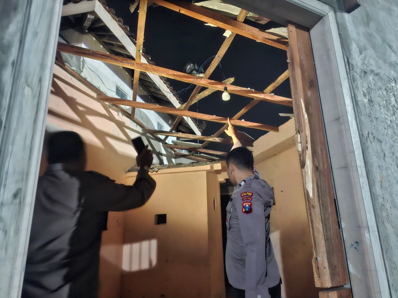 Musala di Blitar Rusak Parah Akibat Ledakan Petasan, 2 Remaja Luka-luka 1 Musala di Blitar Hancur Akibat Ledakan Petasan, 2 Remaja Luka-luka