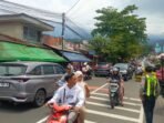 Situasi lalu lintas di jalur wisata Prigen, Pasuruan.