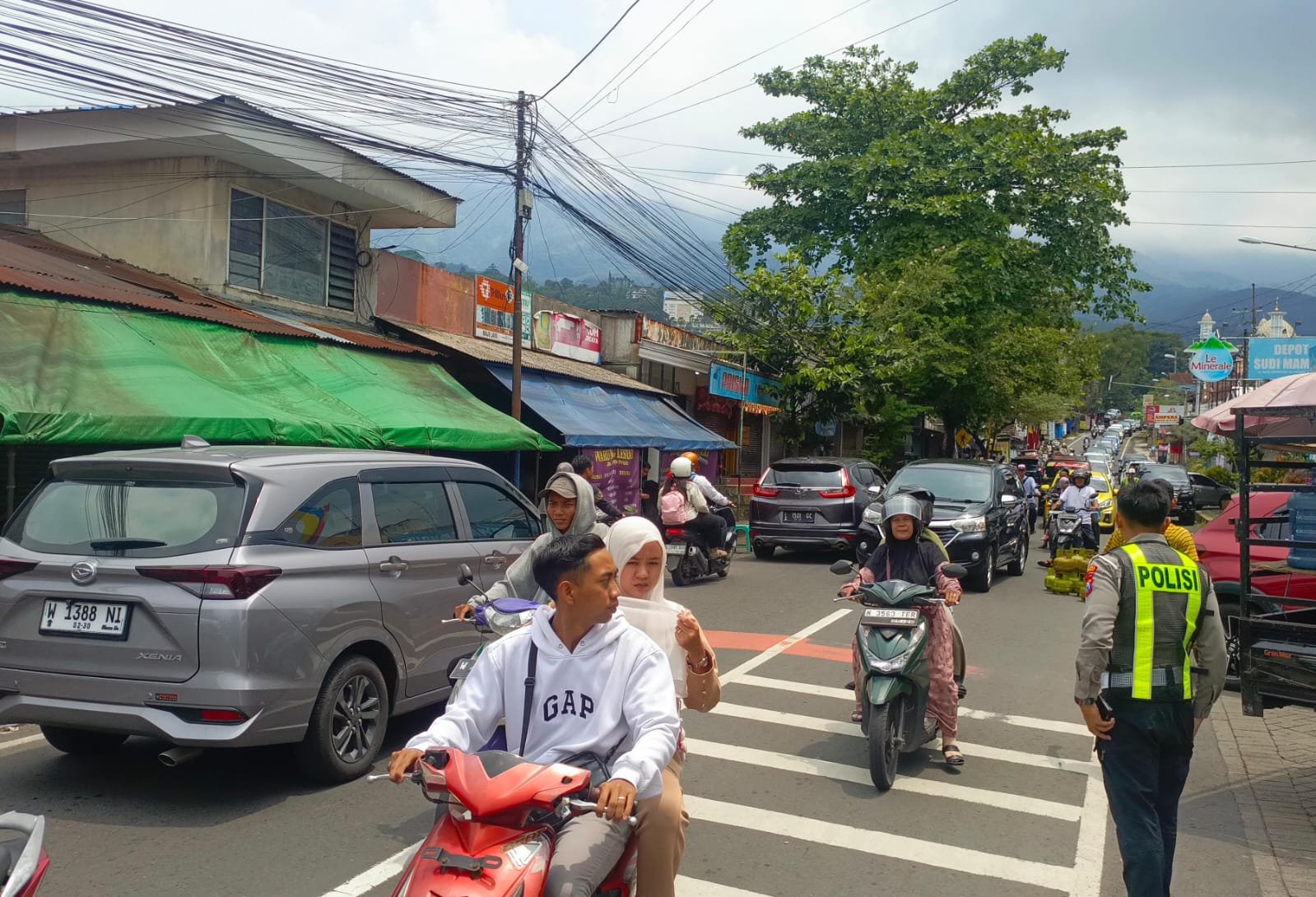 Situasi lalu lintas di jalur wisata Prigen, Pasuruan.