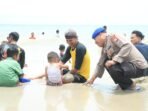 Anggota Satpolairud Polres Gresik saat memberikan imbauan humanis kepada pengunjung Pantai Dalegan.