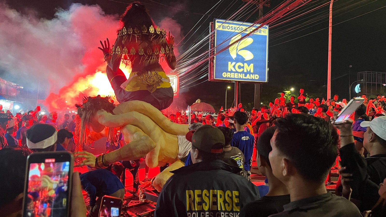 Suasana Pawai Ogoh-ogoh di Menganti, Gresik.