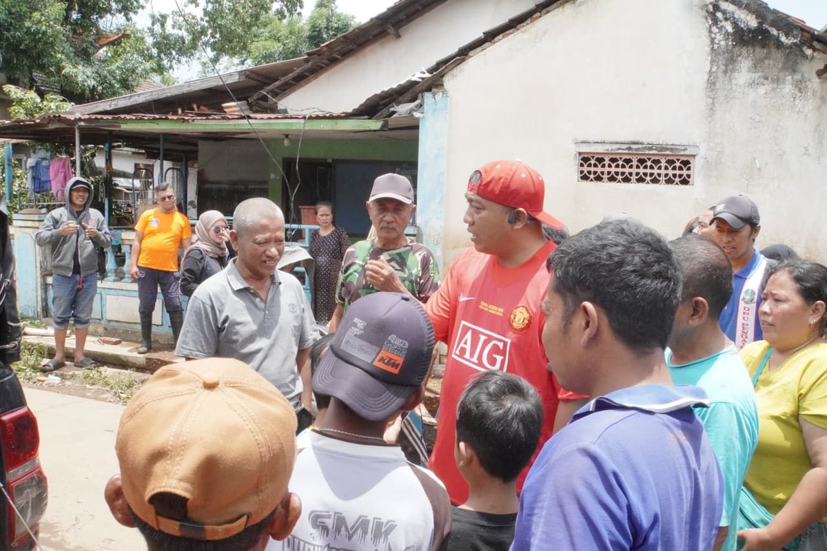 Bupati Situbondo meninjau lokasi terdampak banjir.