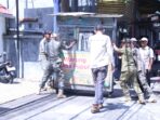 Satpol PP menertibkan rombong milik pedagang.