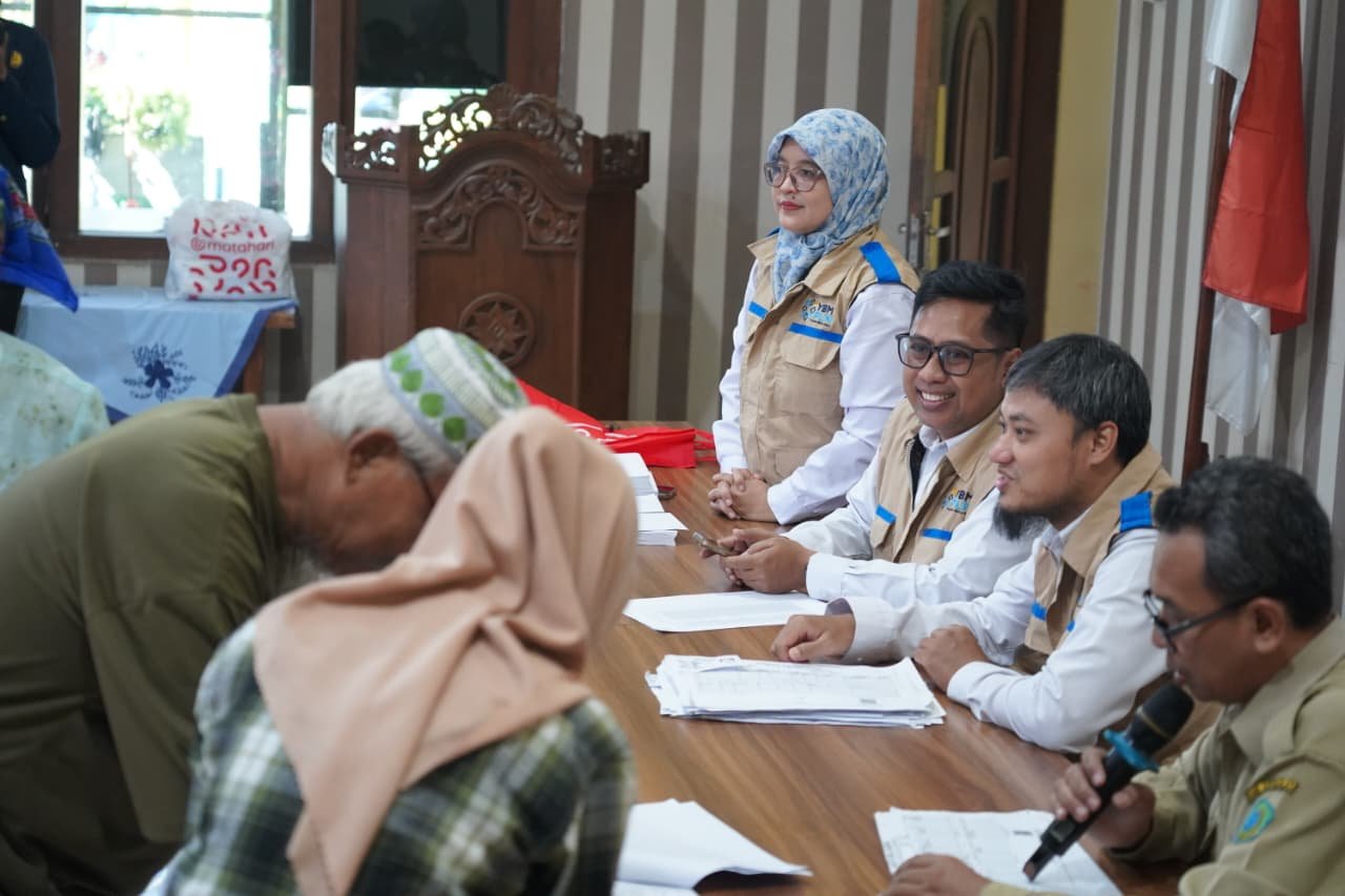 Sebanyak 250 warga dhuafa di wilayah Kelurahan Ketegan menerima bantuan