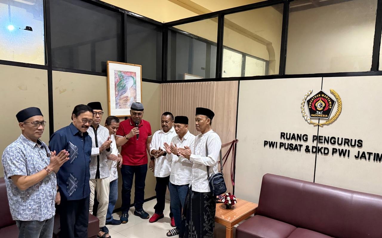 Ketua Umum PWI Pusat, H. Akhmad Munir (t-shirt merah) saat peresmian penggunaan ruang pengurus PWI Pusat dan Dewan Kehormatan (DK) PWI Jatim di Gedung PWI Jawa Timur.