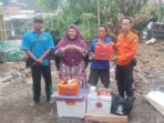 Penyaluran bantuan kepada Ansori.