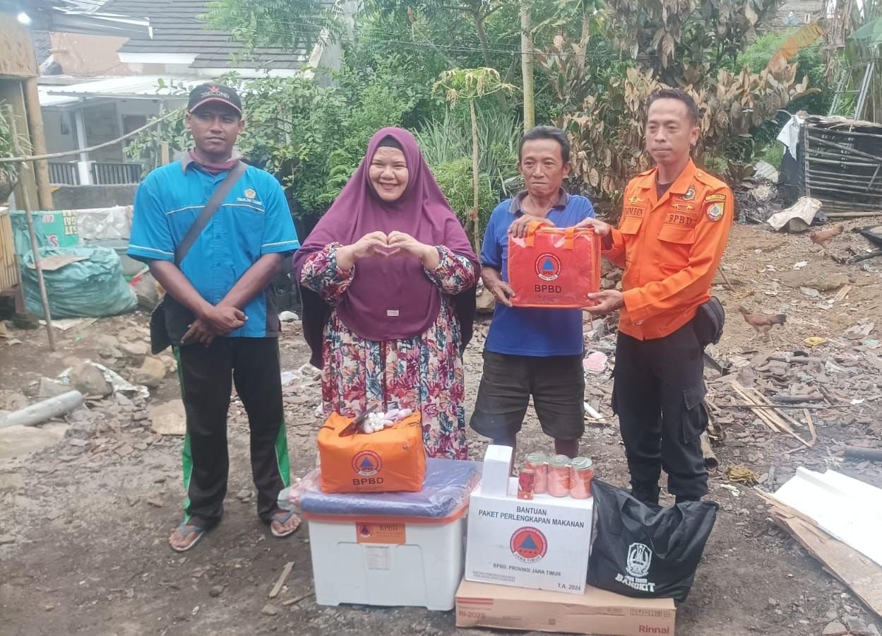 Penyaluran bantuan kepada Ansori.