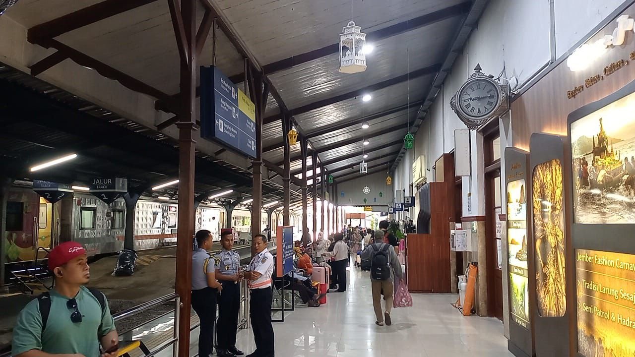 Situasi ruang tunggu pnp Sri Tanjung di stasiun Jember.