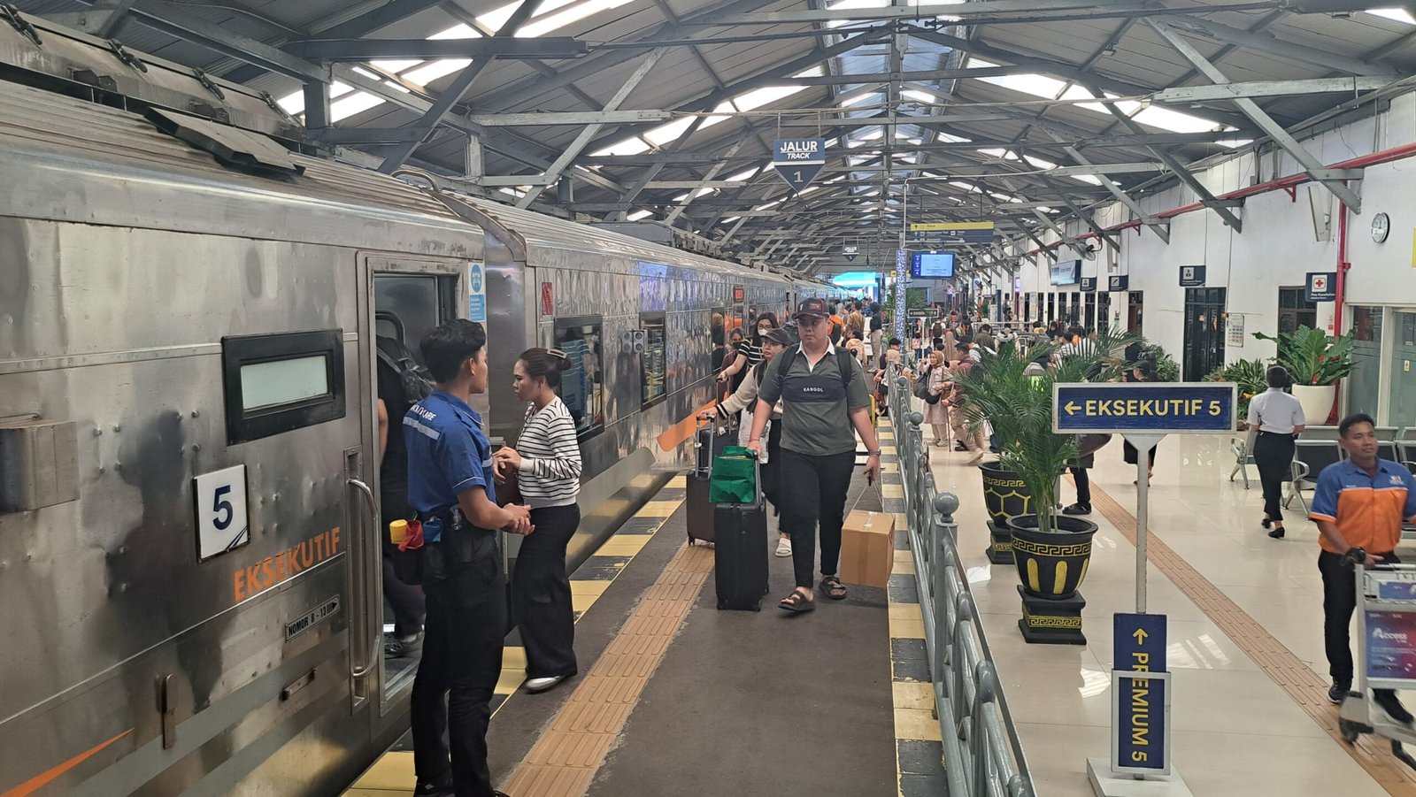 Arus Balik Lebaran Mulai Meningkat di KAI Daop 8 Surabaya