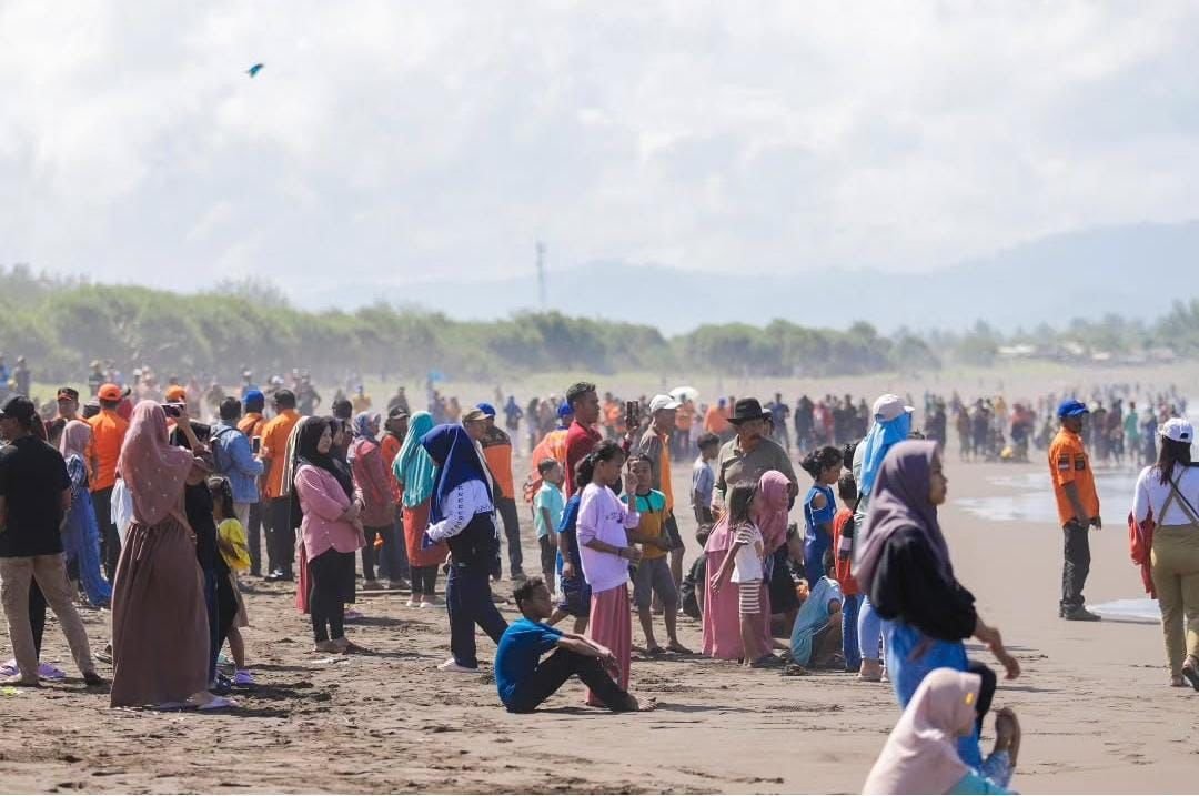 Suasana di Pantai Watu Ulo Jember.