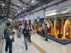 Pemudik di Stasiun Surabaya Pasarturi.