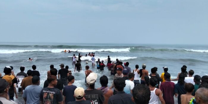 Wisatawan dan petugas berusaha menyelamatkan korban. (Ist)
