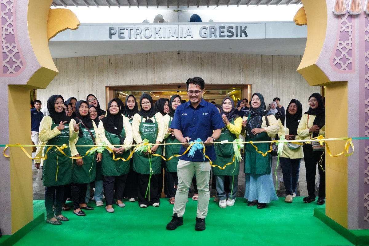 Vice President Tanggung Jawab Sosial dan Lingkungan (TJSL) Petrokimia Gresik Kadek Ardhika Widya Kresna membuka Bazar UMKM LONTAR.