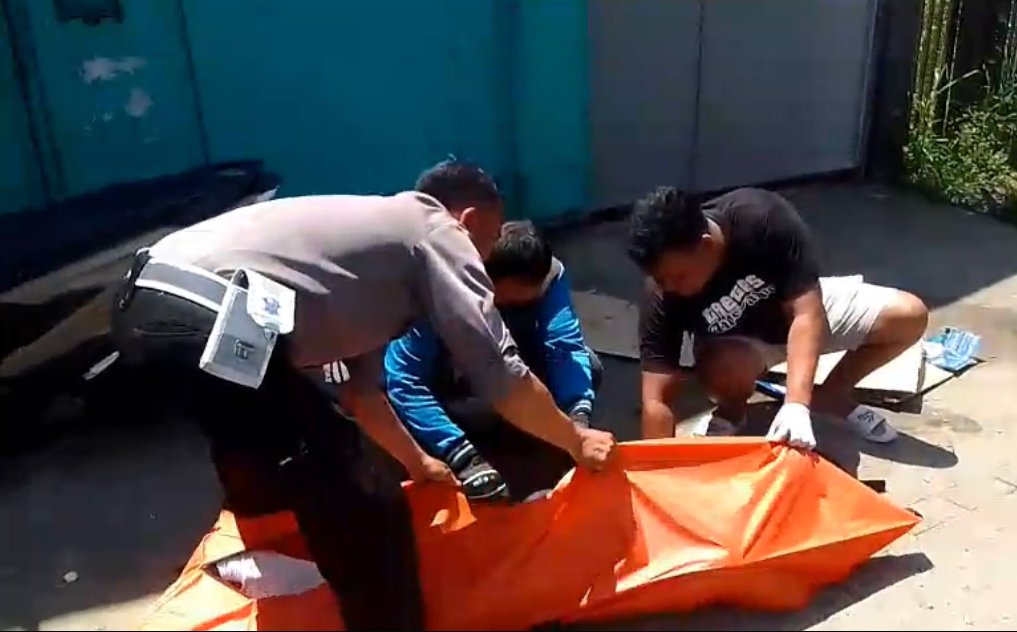 Evakuasi korban tabrak lari di Menganti, Gresik.