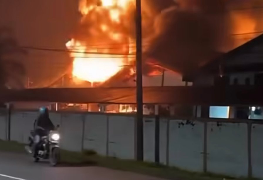 Kebakaran pabrik cat PT Warnatama Cemerlandi Sumengko, Wringinaom, Gresik.