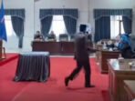 Tangkapan layar video Wakil Bupati Dompu Syirajuddin saat meninggalkan ruang rapat.