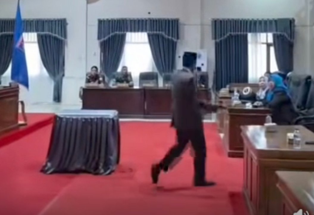Tangkapan layar video Wakil Bupati Dompu Syirajuddin saat meninggalkan ruang rapat.