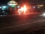 Daihatsu Espass terbakar di Depan Koramil Loceret