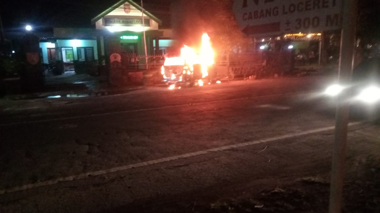Daihatsu Espass terbakar di Depan Koramil Loceret