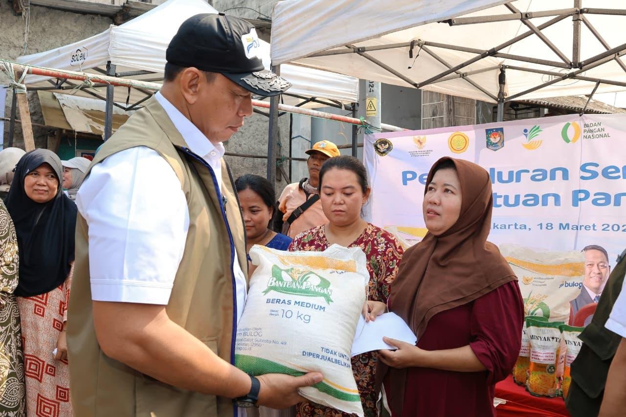 Dirut Bulog Ahmad Rizal Ramdhani menyalurkan Bantuan Pangan Nasional di Marunda.