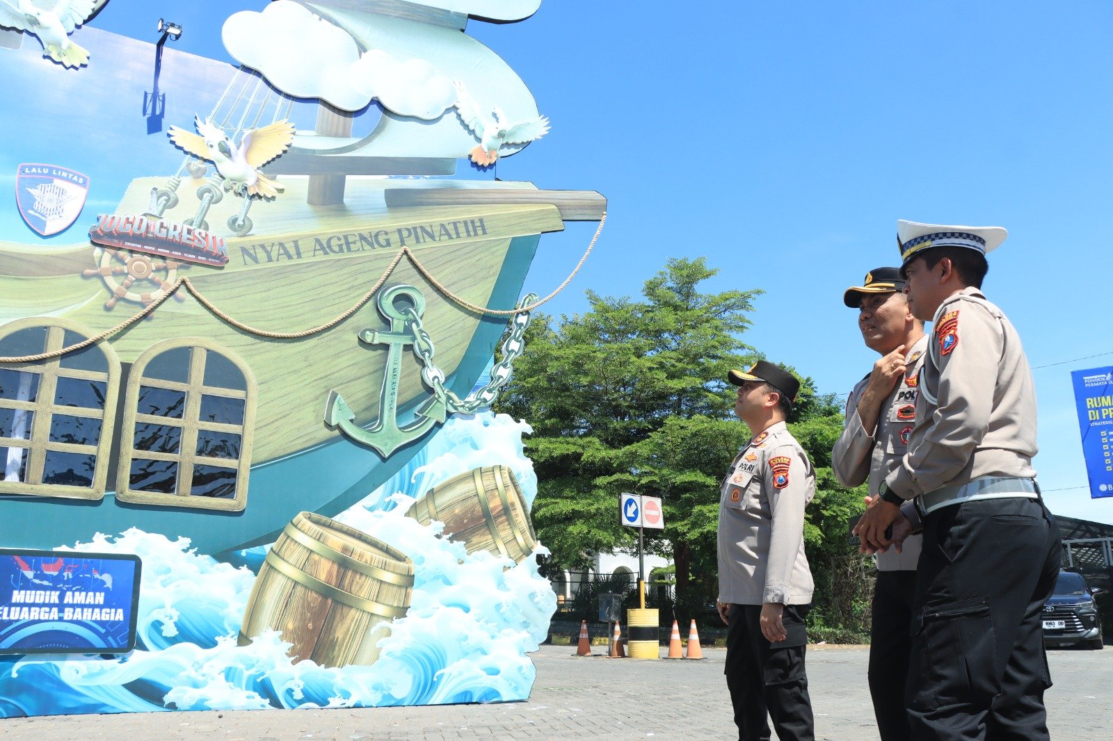 Kapolres Gresik AKBP Ramadhan Nasution saat meninjau Pos Pelayanan Mudik 2026 di Bunder yang berkonsep Bahtera Nyai Ageng Pinatih.