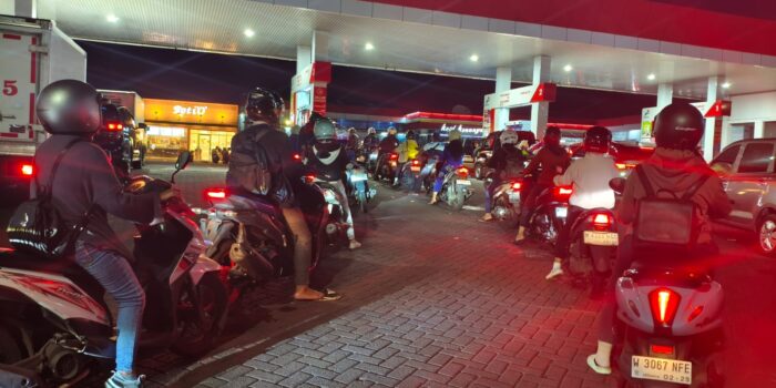 Panic Buying BBM Meluas, Warga Sidoarjo Serbu SPBU gegara Isu Kenaikan Harga 1 WhatsApp Image 2026 03 31 at 8.25.49 PM
