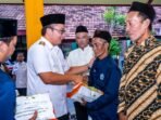 Wabup Gresik Asluchul Alif memberikan bantuan dalam program Bhakti Nelayan Berdaulat bersama SKK Migas Jabanusa.