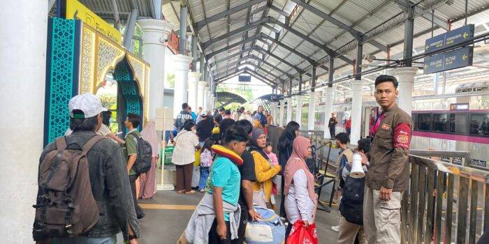 Penumpang di stasiun kereta api surabaya