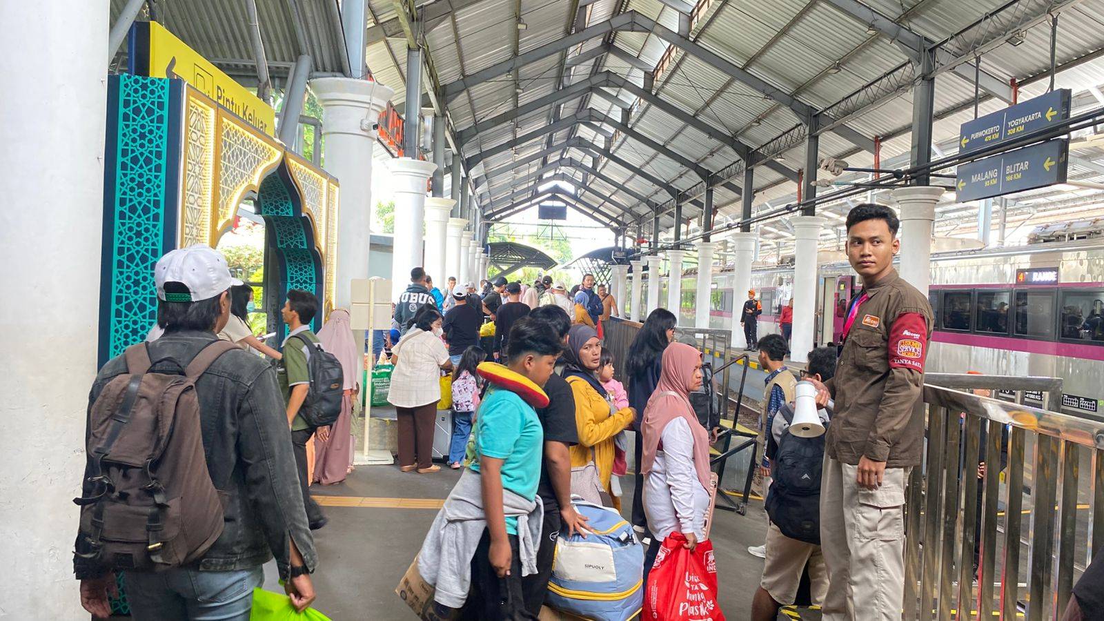 Penumpang di stasiun kereta api surabaya