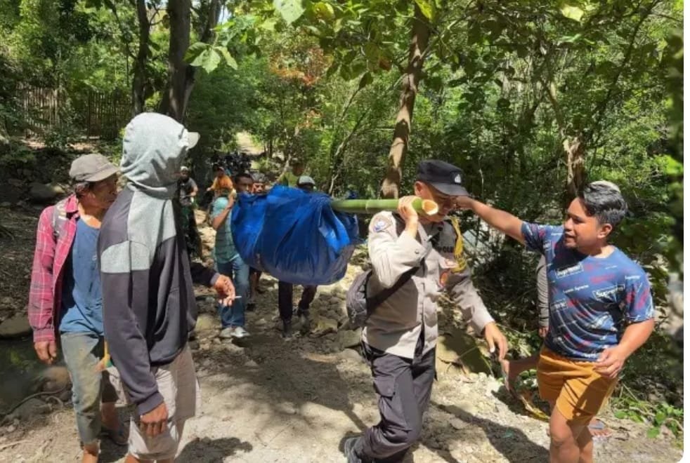 Korban saat dievakuasi petugas bersama warga. (Foto: Ist)