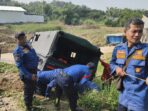 Petugas damkar melakukan evakuasi mobil pikap yang terperosok di Sekarkurung, Gresik.