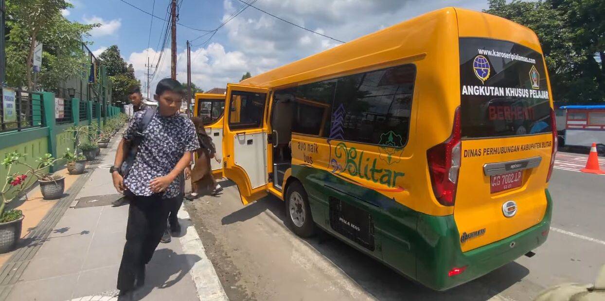 Bus Sekolah Bang Anjar Kabupaten Blitar.