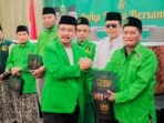 Ketua DPC PPP Pasuruan Agus Abdullah memberikan parcel kepada kader.