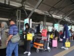 Suasana stasiun kereta api di Surabaya