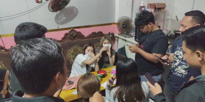 Penindakan warung karaoke di Desa Banjarsari, Kecamatan Cerme, Gresik