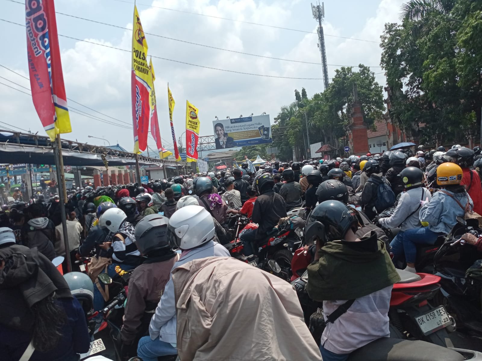 Antrean kendaraan pemudik Bali ke Jawa di Gilimanuk.