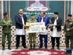 Prada Nawawi Latifullah saat menerima hadiah dari Perdana Menteri Libya Abdul Hamid Al-Dabiba.