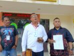Pemohon Romli di depan Pengadilan Negeri Bangil.