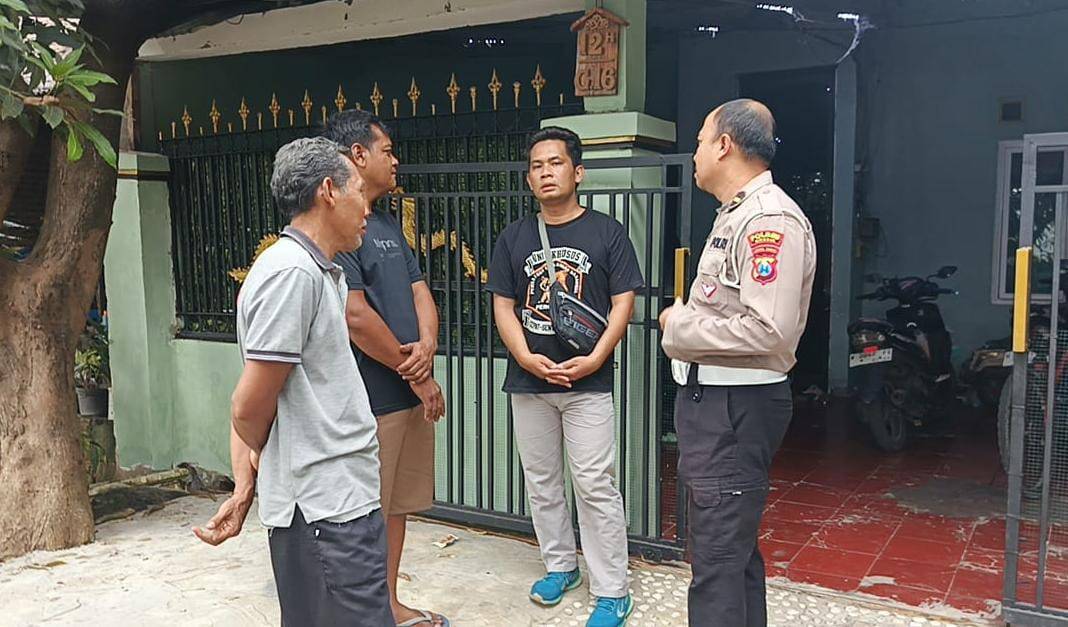 Anggota Polsek Driyorejo saat patroli permukiman