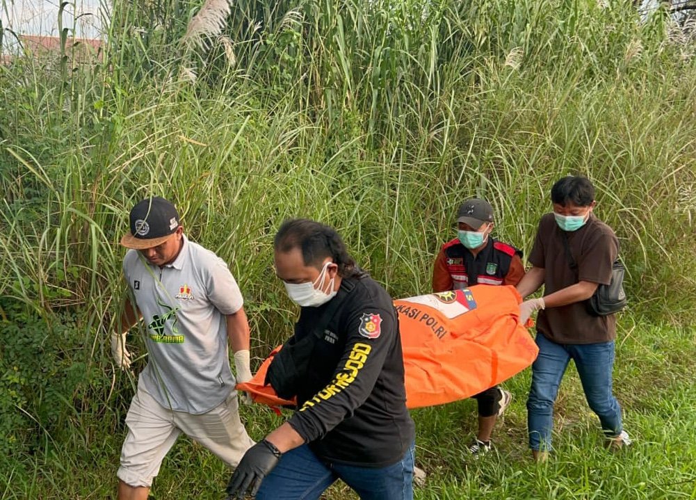 Evakuasi mayat wanita yang ditemukan nyaris telanjang di Rejoso, Pasuruan