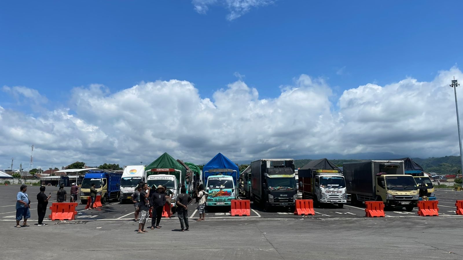 Suasana penyeberangan di Dermaga Bulusan Banyuwangi.