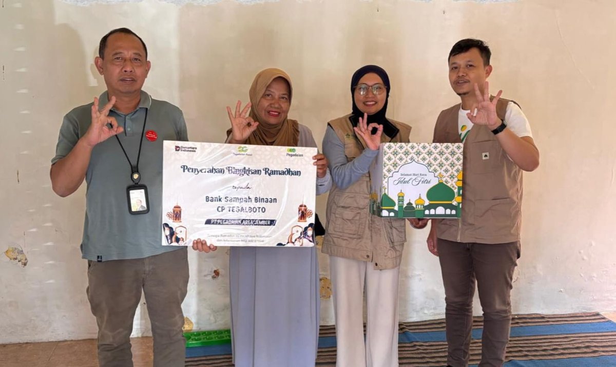 Penyerahan bingkisan kepada salah satu penerima