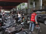 parkir Suasana Parkir salah satu pertokoan di Surabaya.
