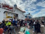 Ratusan pemudik tujuan Sapeken antre naik kapal di Pelabuhan Tanjungwangi