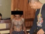Terduga pelaku pencurian pria bertato (tengah) diamankan polisi di lokasi pencurian Desa Watudandang Prambon