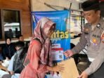Warga yang mengurus perpanjangan SIM di Pos Lantas Pujahito (Terminal Lama Nganjuk) mendapat bingkisan Takjil