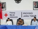 pmi jatim Ketua PMI Jatim Imam Utomo (tengah) didampingi Sekretaris PWI Jatim Syaiful Anam (kanan), dan Fatah Yasin (kiri)