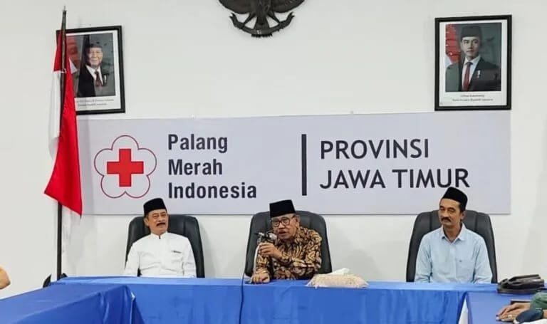 Ketua PMI Jatim Imam Utomo (tengah) didampingi Sekretaris PWI Jatim Syaiful Anam (kanan), dan Fatah Yasin (kiri)